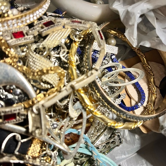 Old junk jewelry - Picture 2 of 3